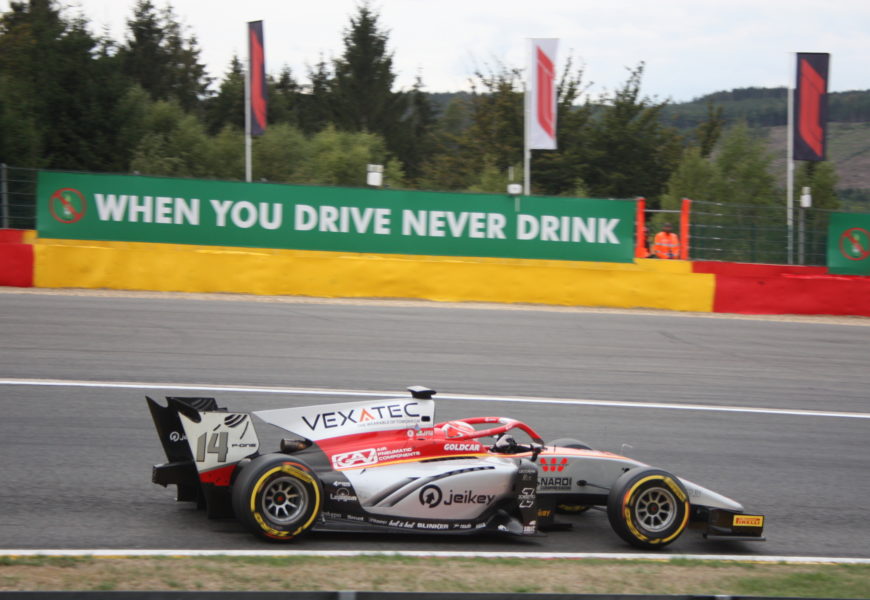 Sprint F2 v Bahrajnu: Luca Ghiotto riskoval a vyhrál, Charouzův Correa riskoval také – a zůstal bez bodu