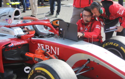 I po testu F2 v Barceloně platí: de Vries pojede do Bahrajnu připraven nejlépe