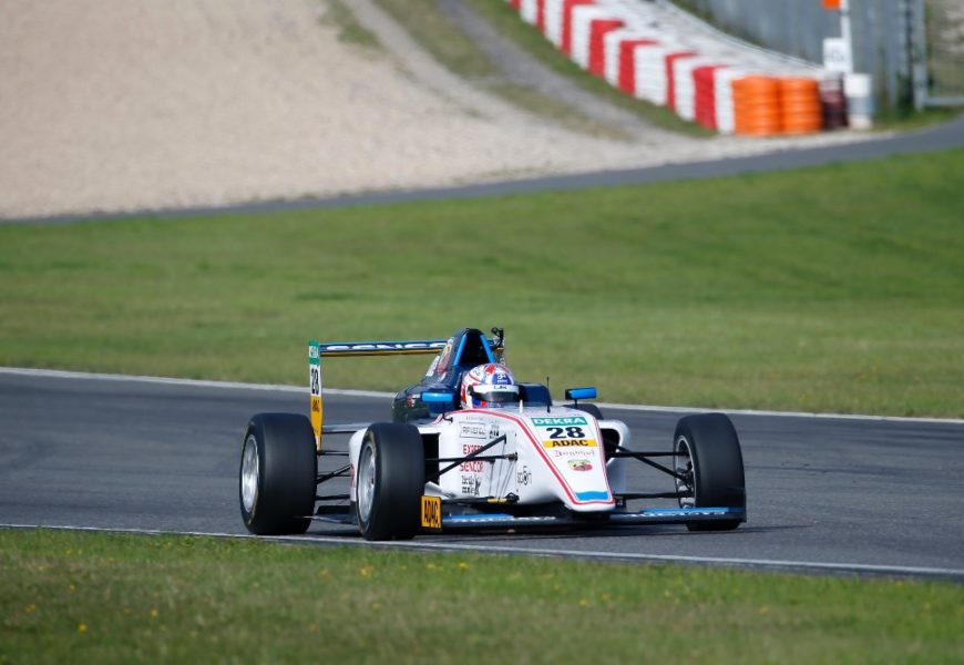 F4 se vrací na Hockenheim: Charouzovi mladíci jsou zatím suverénní