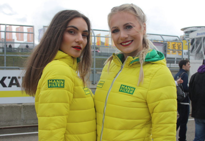 Grid Girls na Sachsenringu: Nejen české mámy mají hezké dcery