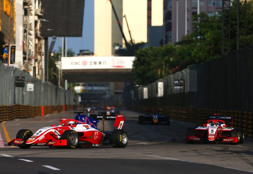 Junior Red Bullu Juri Vips na pole-position Grand Prix Macaa. Charouzův Ilott třetí