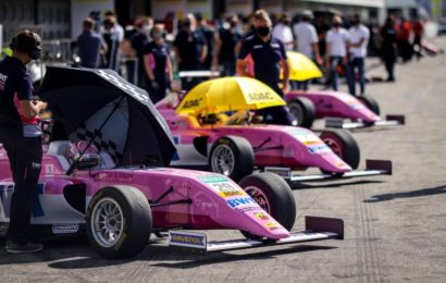 F4 v Hockenheimu: Tři raketové starty a bodík pro rychlíka Josefa Knoppa