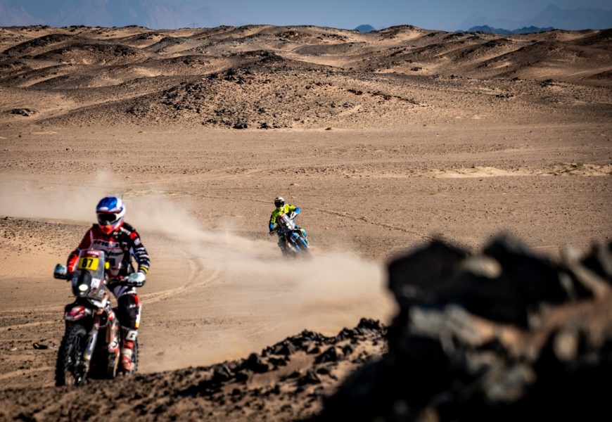 V první dvacítce už jsou na Dakaru mezi motocyklisty dva Češi. Michka s Engelem čeká nejdelší etapa
