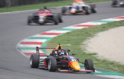 Junior Red Bullu Lindblad vyhrál první podnik italské F4 v Imole